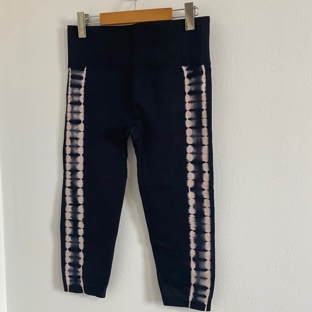 BLACK  FOREVER 21 CALF LENGHT LEGGINGS.